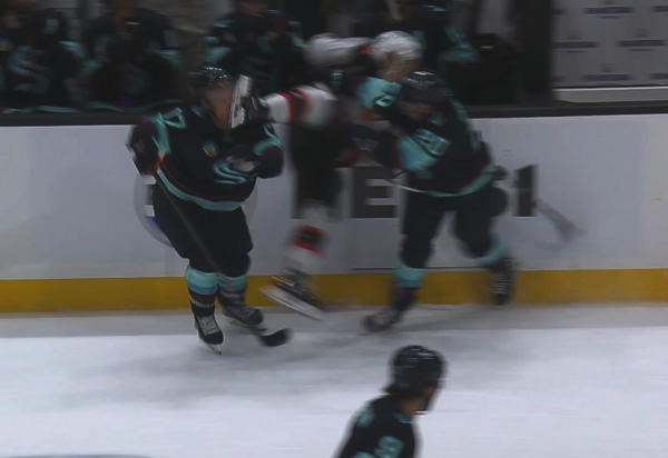 Jaden Schwartz s'est fait très peu avec un patin au visage