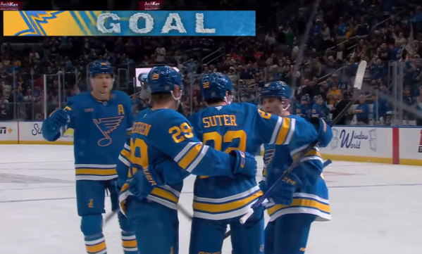 Un dixième but pour Pius Suter qui mène à la victoire des Blues sur les Oilers