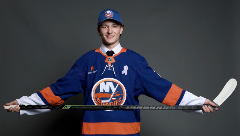 Matthew Schaefer continue à écrire l'histoire de la NHL