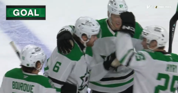 Lian Bichsel marque avec le crosse d'un adversaire, 12e de la saison pour Pius Suter