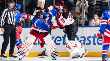 Un rare combat de gardiens en NHL