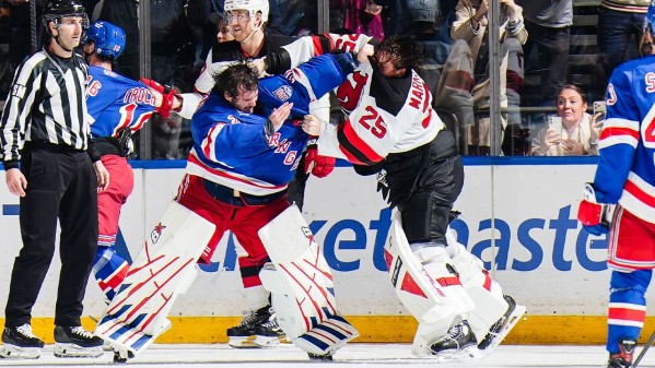Un rare combat de gardien en NHL