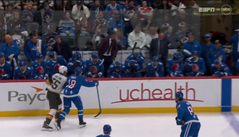 Le coach de l'Avalanche Jared Bednar termine à l'hôpital, touché par un puck