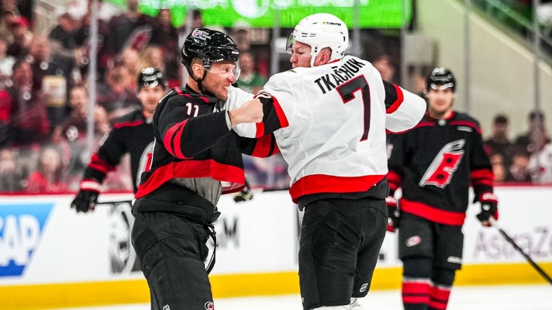 Brady Tkachuk et Jordan Staal lancent les play-offs à leur façon
