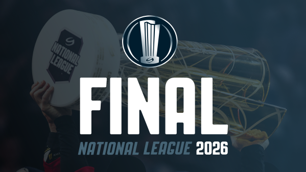 Le chef des arbitres Brent Reiber explique les décisions sur deux scènes litigieuses