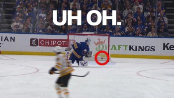 Ukko-Pekka-Luukkonen se rate complètement sur ce tir du centre de la glace