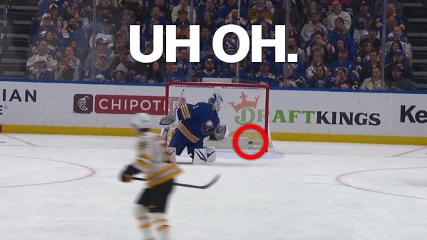 Ukko-Pekka-Luukkonen se rate complètement sur ce tir du centre de la glace