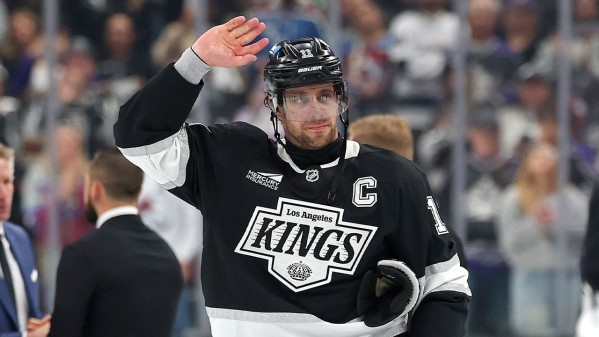 Poignées de main finales pour Anže Kopitar