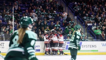 PWHL: Ottawa schlägt zurück und gleicht die Serie gegen Boston aus – Alina Müller glänzt trotz Niederlage