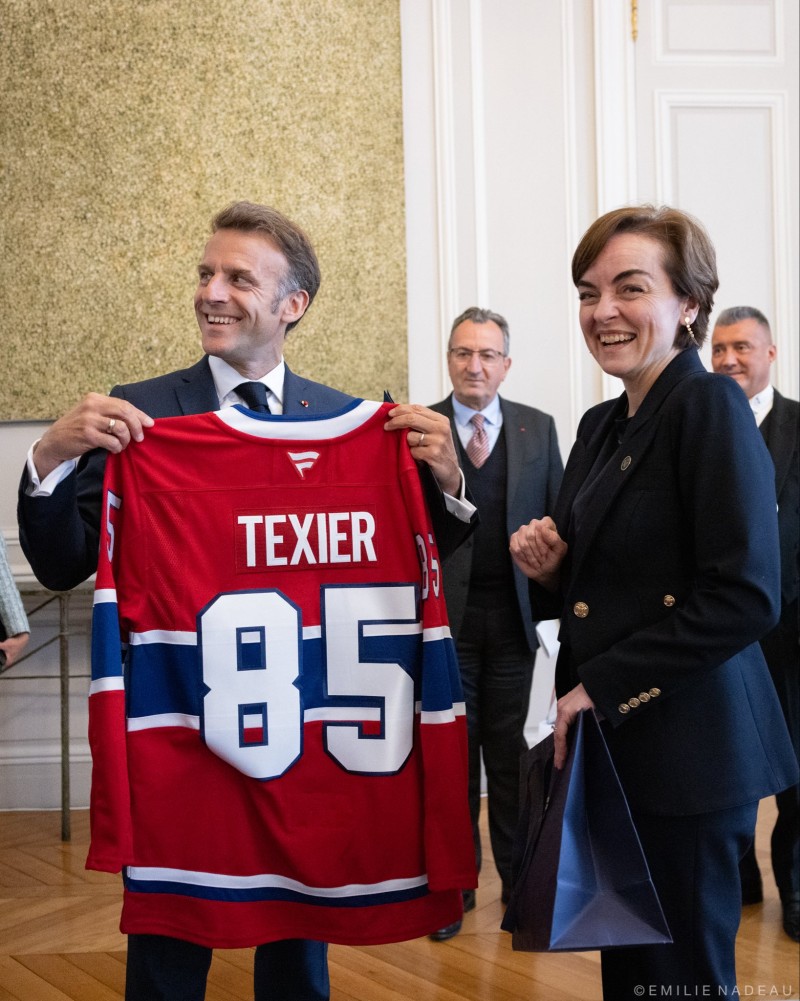 Ein passendes Geschenk für Emmanuel Macron
