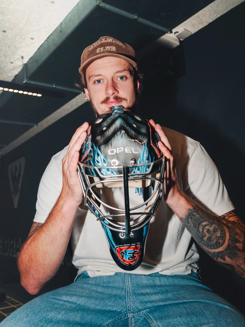 Ludovic Waeber présente son nouveau masque fribourgeois