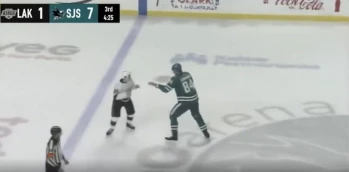 Liam Lefebvre fordert den 2,16 m grossen Koloss Alexander Karmanov heraus