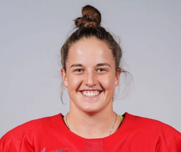 Kaleigh Quennec revient longuement sur sa carrière et l'évolution du hockey féminin