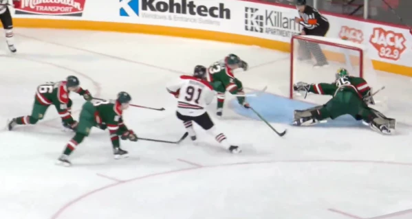 L'arrêt de l'année dans la LHJMQ ? Le vol spectaculaire de Carson Mertz en vidéo