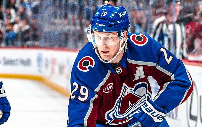 Nathan MacKinnon franchit le cap des 1300 points en carrière